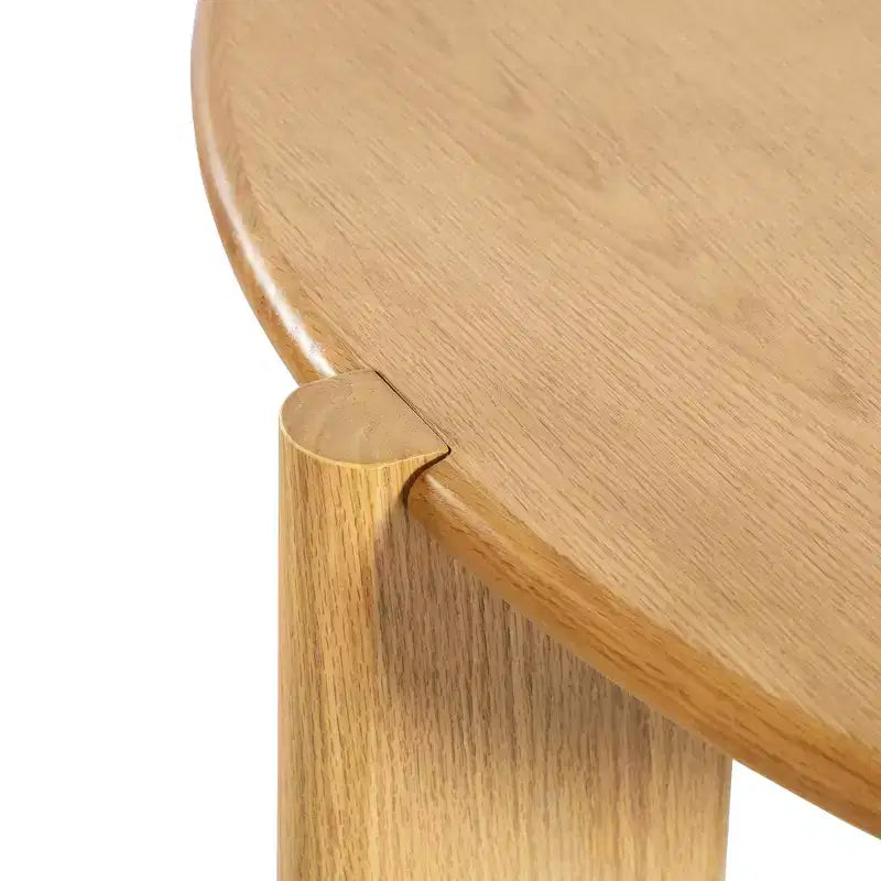Table de salle à manger de ferme en bois massif avec plateau rond en bois texturé et piètement en X pour salles à manger modernes et réunions de famille