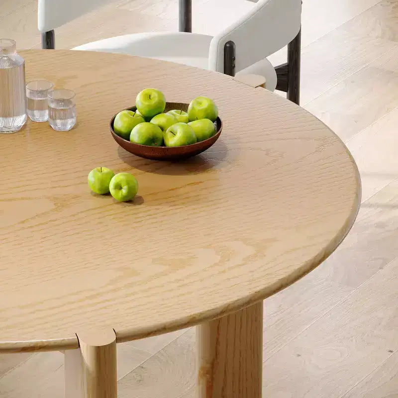 Table de salle à manger de ferme en bois massif avec plateau rond en bois texturé et piètement en X pour salles à manger modernes et réunions de famille