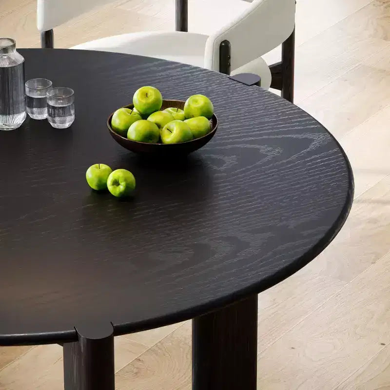 Table de salle à manger de ferme en bois massif avec plateau rond en bois texturé et piètement en X pour salles à manger modernes et réunions de famille