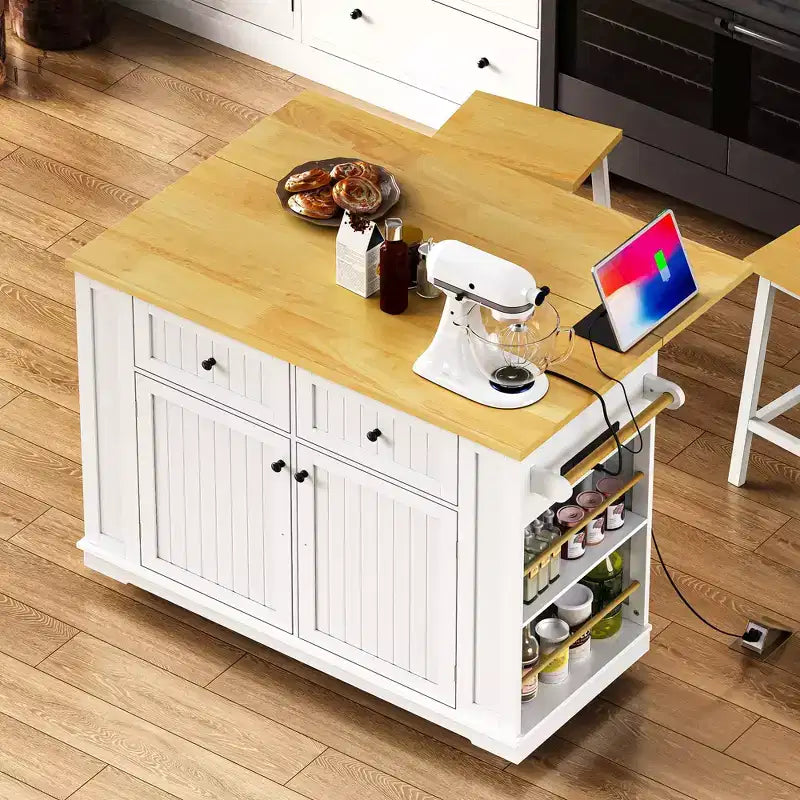 Îlot de cuisine de 122 cm à 5 roues avec 2 tabourets de bar, prise de courant, plateau pliant, chariot de rangement, étagères latérales ouvertes, 2 tiroirs, blanc