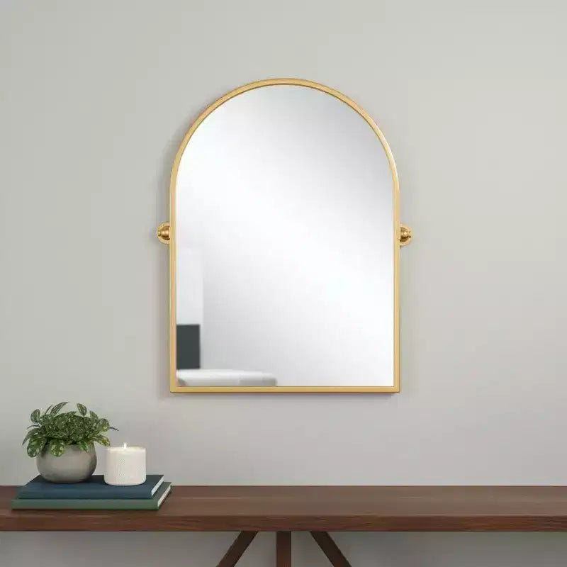 Miroir d'appoint à cadre arqué en métal doré basculant de 36 po
