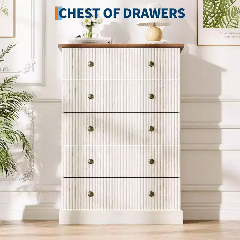 Commode haute à 5 tiroirs cannelés, commode verticale en bois avec poignées métalliques, armoire de rangement peu encombrante pour chambre à coucher, appartement, chambre d'amis.