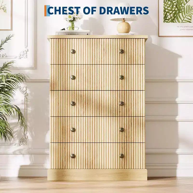 Commode haute à 5 tiroirs cannelés, commode verticale en bois avec poignées métalliques, armoire de rangement peu encombrante pour chambre à coucher, appartement, chambre d'amis.