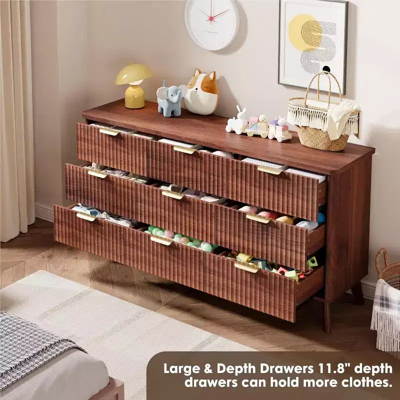 Commode à 9 tiroirs pour chambre à coucher, commode de 154 cm de large avec profil incurvé, tiroirs en bois cannelé, commode moderne pour salon